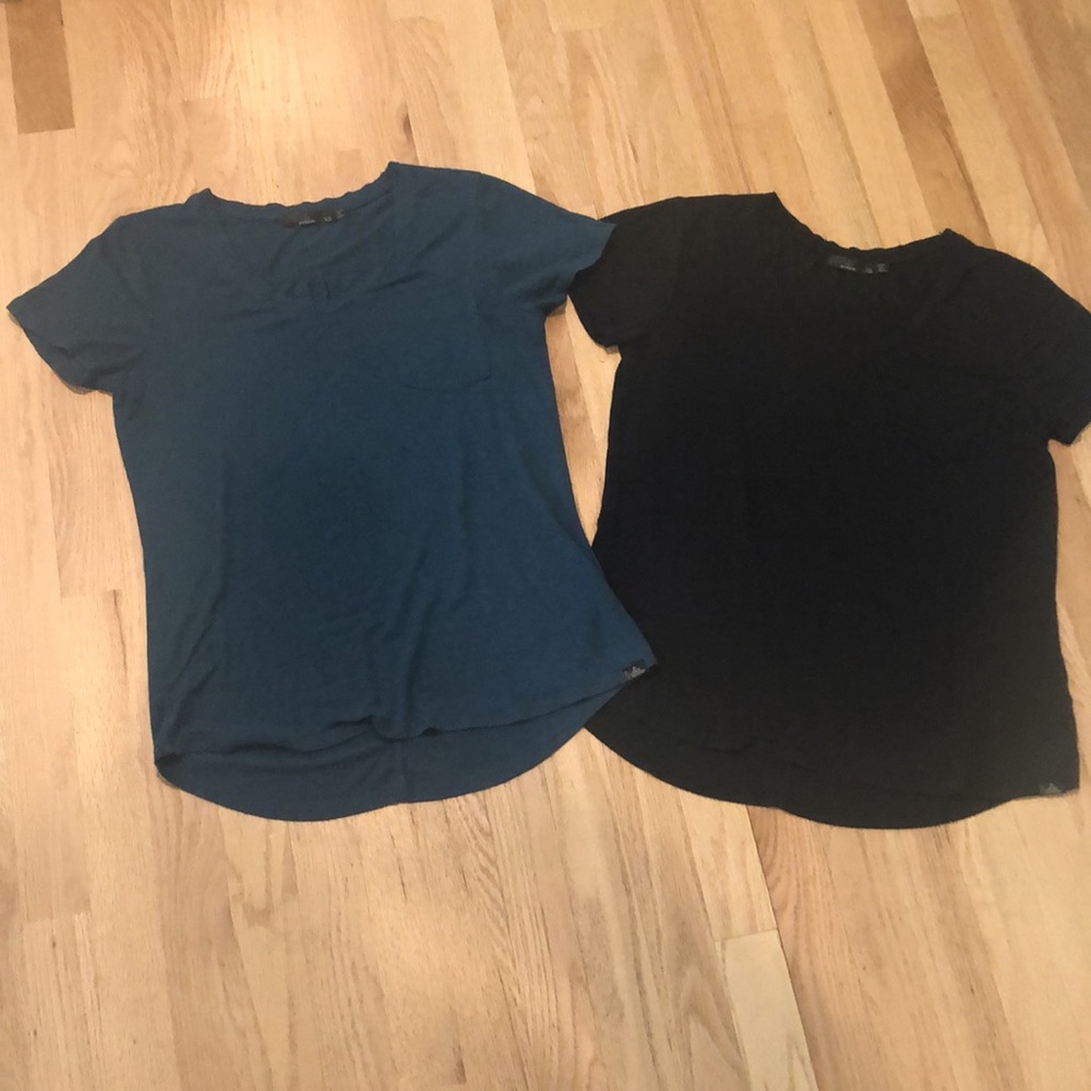 2 Prana foundation v-neck t-shirts